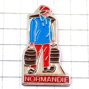 ピンバッジ・天秤棒で運ぶ男ノルマンディ民族衣装と木靴 NORMANDIE CHEESE MILK