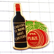 ピンバッジ・赤ワイン葡萄酒瓶一本と樽 LE-MAINE HAUT-CARTEAU PLAIZE SAINT-EMILION BORDEAUX