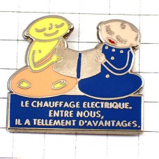 ピンバッジ・一つの本を読む女の子とお坊さん CHAUFFAGE-ELECTRIQUE FRANCE