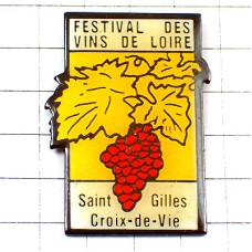 ピンバッジ・ロワールのワイン祭ブドウの房や葉っぱ葡萄酒 LOIRE GRAPE SAINT-GILLES FRANCE