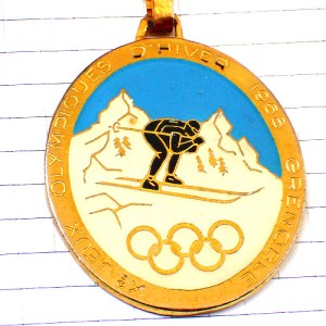 キーホルダー・グルノーブルオリンピック冬季五輪スキー選手アルプス雪山ビンテージ中古品