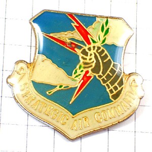 ピンバッジ・稲光を掴むアメリカ軍/USA戦術航空軍団ミリタリー空軍 STRATEGIC-AIR-COMMAND