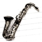 ピンバッジ・銀色のサックス楽器サクソフォン音楽ピューター製シルバー SAXOPHONE