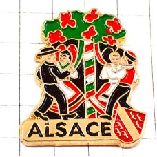 ピンバッジ・アルザス地方ダンス民族衣装で踊り民族舞踊と紋章 ALSACE