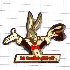 ピンバッジ・バックスバニー蝶ネクタイ漫画チーズ笑う牛シルクハット帽子 LA-VACHE-QUI-RIT BUGS-BUNNY