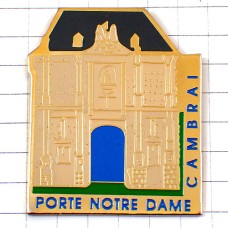 ピンバッジ・カンブレーの観光地アルケ塔ノートルダム門 CAMBRAI PORTE NOTRE-DAME FRANCE