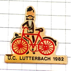 ピンバッジ・赤い自転車と蝶ネクタイの紳士 LUTTERBACH ALSACE FRANCE