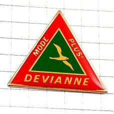 ピンバッジ・トリ赤い三角カモメ鳥 DEVIANNE FRANCE