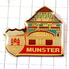 ピンバッジ・チーズ山小屋マンステール赤いお城の紋章  MUNSTER  VOSGE ALSACE FRANCE