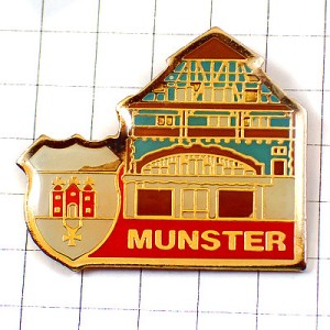 ピンバッジ・チーズ山小屋マンステール赤いお城の紋章  MUNSTER  VOSGE ALSACE FRANCE