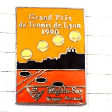 お買得ピンバッジ・テニスボールとコート球 GRAND-PRIX-DE-TENNIS-DE-LYON FRANCE