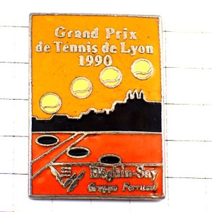 お買得ピンバッジ・テニスボールとコート球 GRAND-PRIX-DE-TENNIS-DE-LYON FRANCE