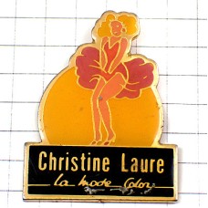 ピンバッジ・舞い上がるピンク色スカート女優マリリンモンロー風 CHRISTINE-LAURE FRANCE