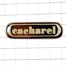 ピンバッジ・キャシャレル服ブランド白ロゴ CACHAREL FRANCE