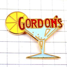 ピンバッジ・ゴードン酒カクテルのグラス輪切りレモンとジン檸檬 GORDONS GIN LEMON ENGLAND