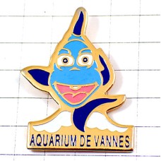 ピンバッジ・水族館の魚こっちを向いて泳ぐ AQUARIUM VANNES BRETAGNE FRANCE