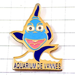 ピンバッジ・水族館の魚こっちを向いて泳ぐ AQUARIUM VANNES BRETAGNE FRANCE