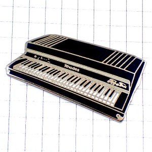 ピンバッジ・ローズ音楽ピアノ電子楽器キーボード鍵盤 PIANO RHODES