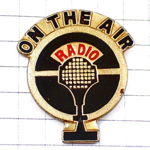 ピンバッジ・ラジオ局のマイク放送中 ON-THE-AIR RADIO MICROPHONE