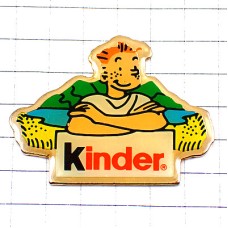 ピンバッジ・自然の中の男の子しろいＴシャツ KINDER FERRERO ITALIA ITALY