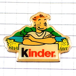 ピンバッジ・自然の中の男の子しろいＴシャツ KINDER FERRERO ITALIA ITALY