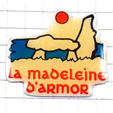 ピンバッジ・メンヒル巨石記念物ブルターニュ地方 MENHIR BRETAGNE GAULOIS MADELEINE-D-ARMOR FRANCE