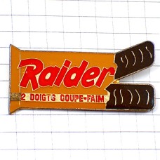 ピンバッジ・チョコレートバーお菓子 RAIDER CHOCOLATE