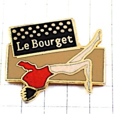 ピンバッジ・赤い服ヌードの女の子 LE-BOURGET FRANCE