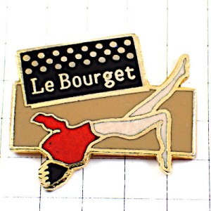 ピンバッジ・赤い服ヌードの女の子 LE-BOURGET FRANCE