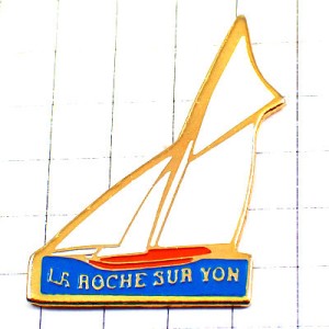 ピンバッジ・白い帆船ヨットボート海ラロッシュ＝シュル＝ヨン LA-ROCHE-SUR-YON FRANCE