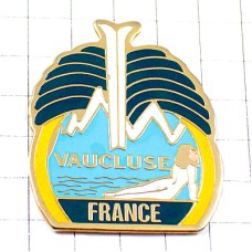 ピンバッジ・水辺のヌードの女の子 VAUCLUSE DEPARTEMENT FRANCE