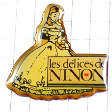 ピンバッジ・ドレスの女の子お菓子の箱アンティークドール LES-DELICES-DE-NINON FRANCE