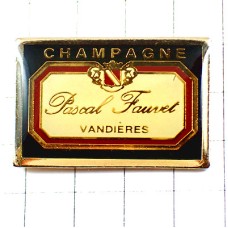 ピンバッジ・シャンパーニュ酒ヴァンディエレ黒いラベル型シャンパン CHAMPAGNE PASCAL-FAUVET VANDIERES