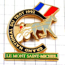 ピンバッジ・モンサンミッシェル競馬場レース国旗フランス青白赤トリコロール SULKY LE-MONT-SAINT-MICHEL  FLAG FRANCE