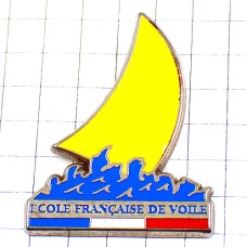 ピンバッジ・波と黄色い帆船ヨット学校 ECOLE-FRANCAISE-DE-VOILE FRANCE