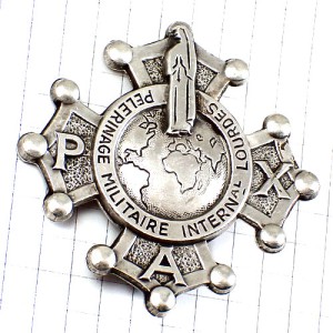 ブローチ・ルルドへの巡礼シルバー銀色の十字と地球 PELERINAGE-MILITAIRE-INTERNATIONAL CROSS LOURDES FRANCE