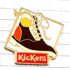 ピンバッジ・キッカーズ革靴ショートブーツ片方 KICKERS