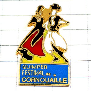 ピンバッジ・カンペール民族衣装のダンス踊り QUIMPER CORNOUAILLE BRETAGNE FRANCE