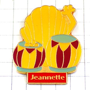 ピンバッジ・太鼓ドラム叩くマドレーヌお菓子ミュージック音楽 JEANNETTE MADELEINE FRANCE