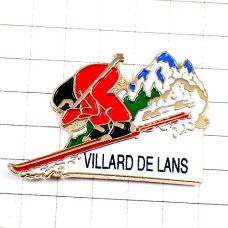 ピンバッジ・スキーヤー雪山アルプス山脈 VILLARD-DE-LANS ALPS FRANCE