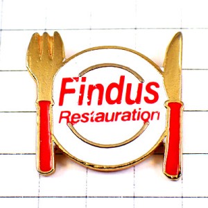 ピンバッジ・テーブル白いお皿フォークとナイフ赤 FINDUS