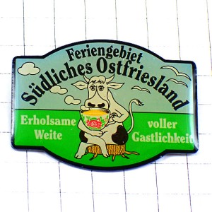 ピンバッジ・乳牛ウシ切り株に座ってミルクを飲むドイツ語