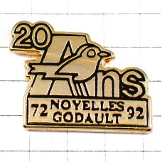 ピンバッジ・アルファベットＡ小鳥オーシャン店ゴールド金色20周年 AUCHAN NOYELLES FRANCE