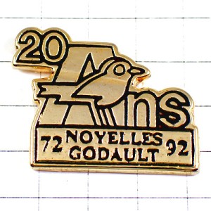 ピンバッジ・アルファベットＡ小鳥オーシャン店ゴールド金色20周年 AUCHAN NOYELLES FRANCE