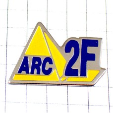 ピンバッジ・黄色いピラミッド型ＡＲＣ２Ｆ