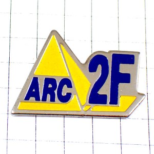 ピンバッジ・黄色いピラミッド型ＡＲＣ２Ｆ