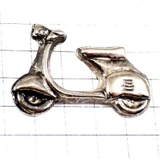ピンバッジ・スクーター二輪ベスパ銀色シルバーイタリア車 VESPA SCOOTER ITALIA ITALY