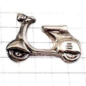 ピンバッジ・スクーター二輪ベスパ銀色シルバーイタリア車 VESPA SCOOTER ITALIA ITALY
