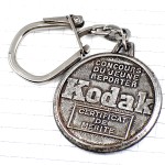 キーホルダー・コダック写真カメラを構える撮影シルバー銀色 CONCOURS REPORTER KODAK