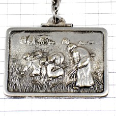 キーホルダー・落穂拾いミレー画シルバー銀色 JEAN-FRANCOIS-MILLET DES-GLANEUSES FRANCE